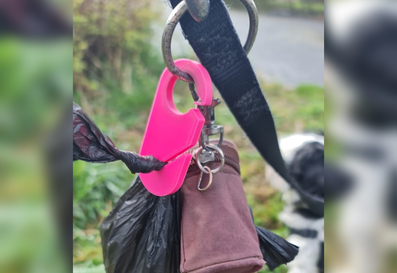 Smart holder til fyldte hundeposer, så du har hænderne fri